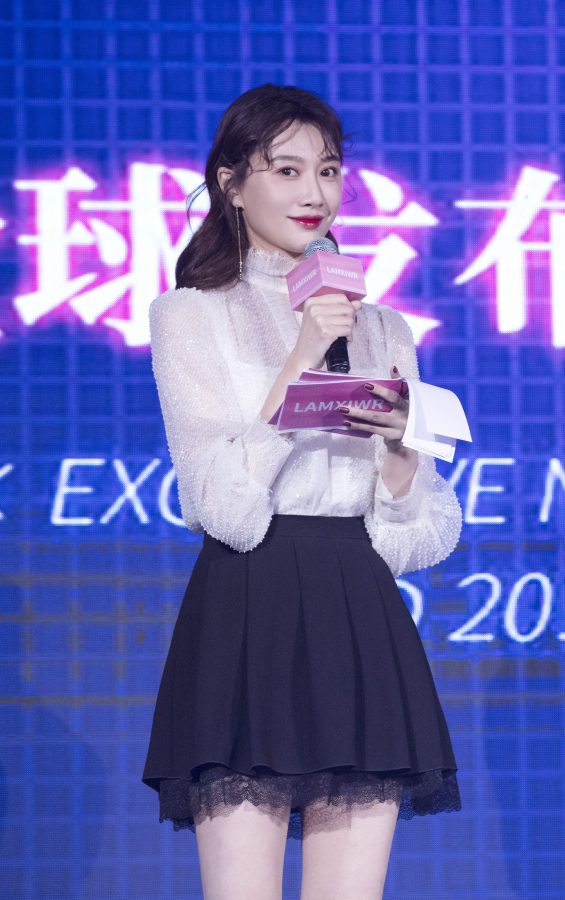 李斯羽身穿蕾丝小短裙长腿白皙(6/6)