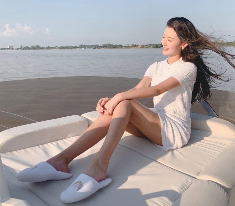 王星辰在游艇上展示她光滑修长的美腿（第2张/共5张）