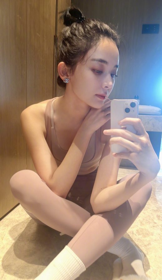 古力娜扎穿紧身运动内衣玩自拍(5/7)