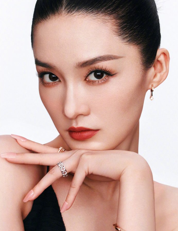 《红秀》杂志李沁细腿美背魅惑大片(2/4)