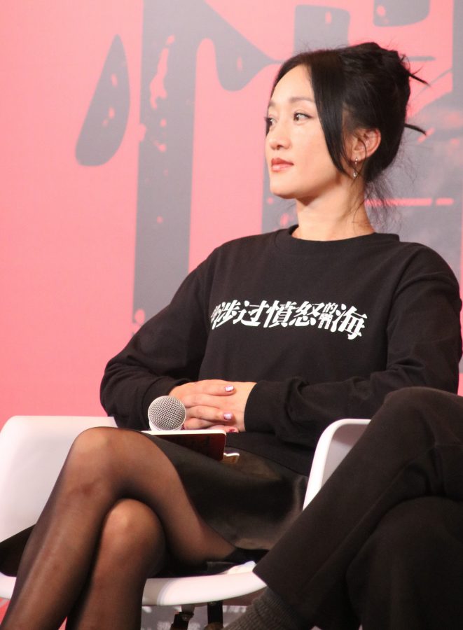 女明星周迅腿穿黑丝配露趾高跟鞋现身电影宣传活动翘腿坐姿(5/60)
