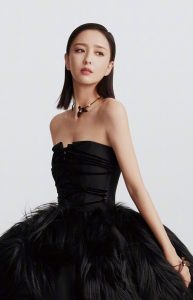 时尚杂志封面佟丽娅黑天鹅造型低胸露美肩