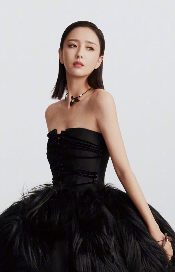 时尚杂志封面佟丽娅黑天鹅造型低胸露美肩（第4张/共6张）