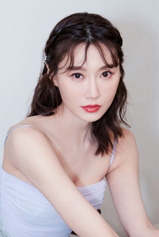 美女主持李斯羽穿仙气纱裙出席活动(2/3)