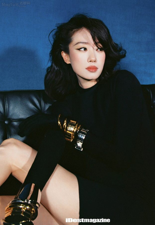 美腿女明星张小斐为杂志拍摄质感大片(4/8)