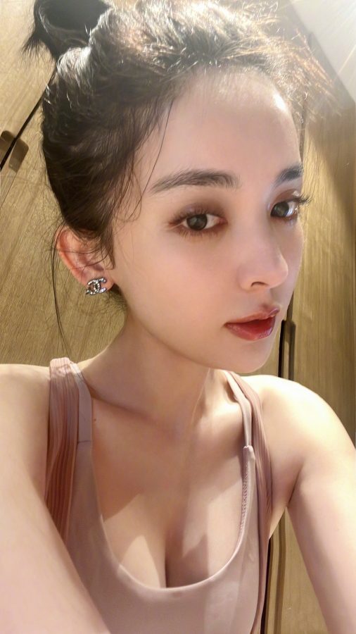 古力娜扎穿紧身运动内衣玩自拍(7/7)