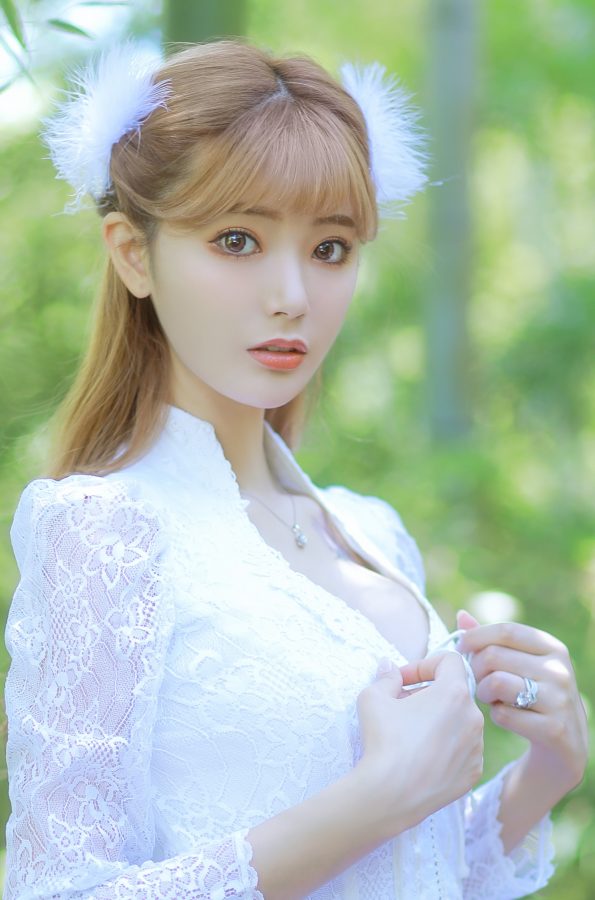 小仙女王星辰穿低胸装展露两只小白兔(4/7)