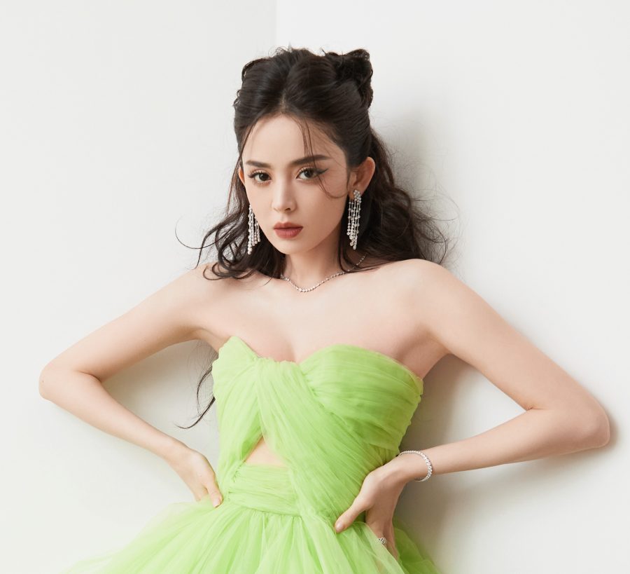 女星古力娜扎气质明艳身穿清新绿色礼服大秀香肩美沟(9/17)