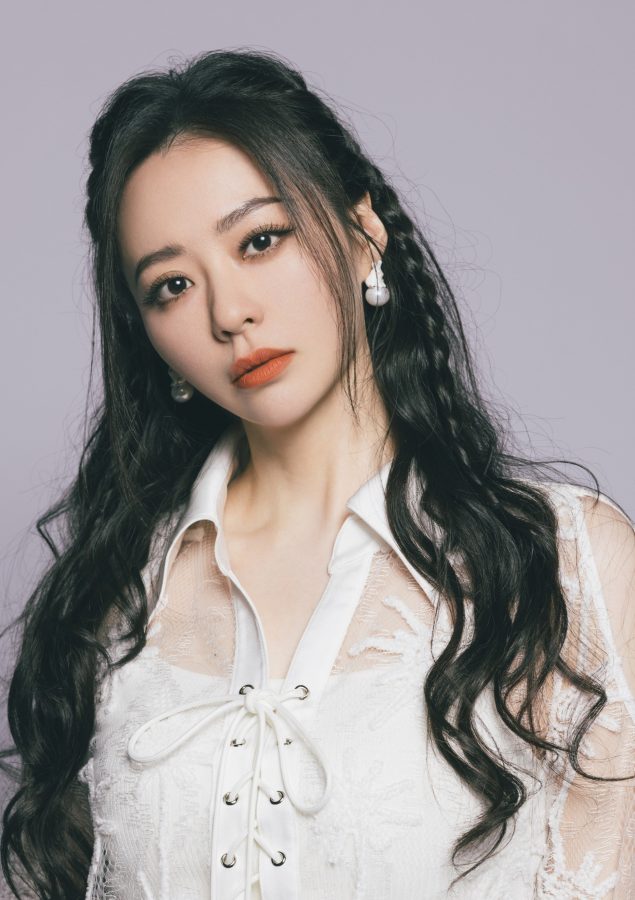 张靓颖穿白裤踩防水台恨天高尽显女王气息(5/5)
