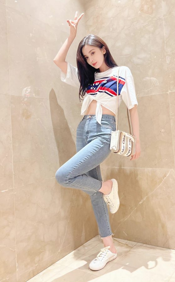 Gulinaza wears slim jeans, showing off her slender and charming waist proportions(2/4)