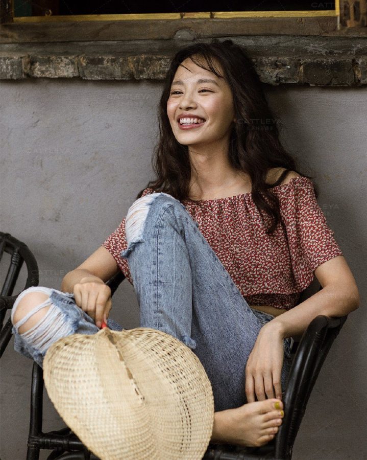 Beautiful photos of Wang Zhen wearing jeans and bare feet(1/2)