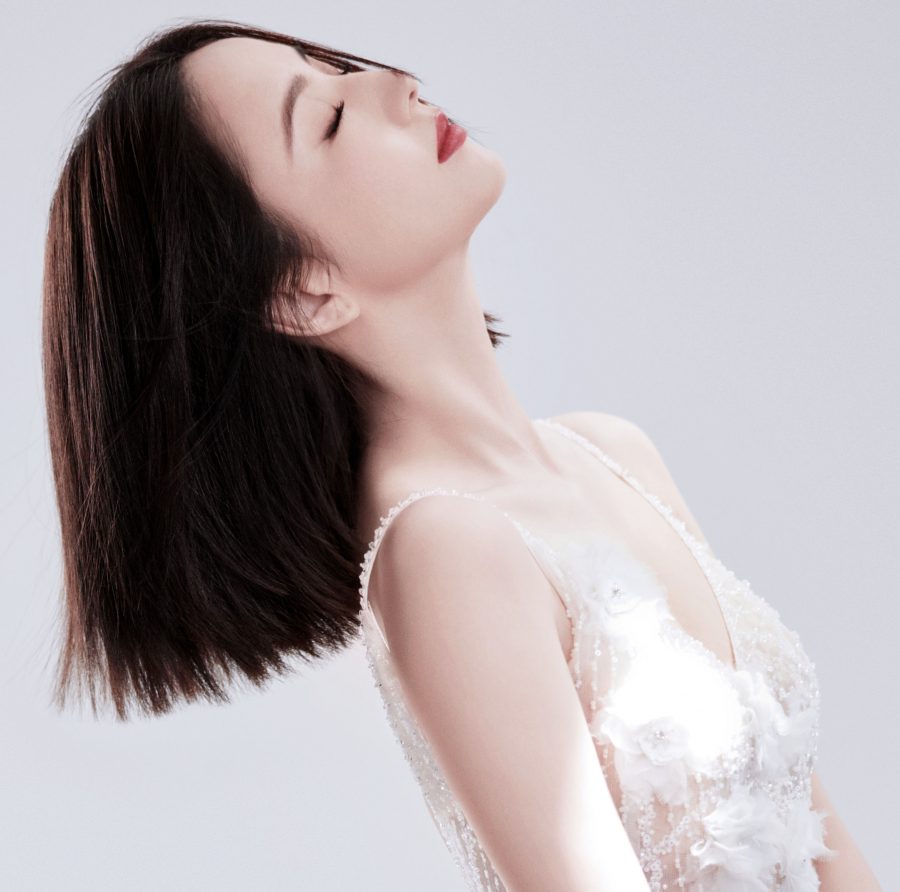 佟丽娅穿吊带深V裙美貌惊人(4/4)
