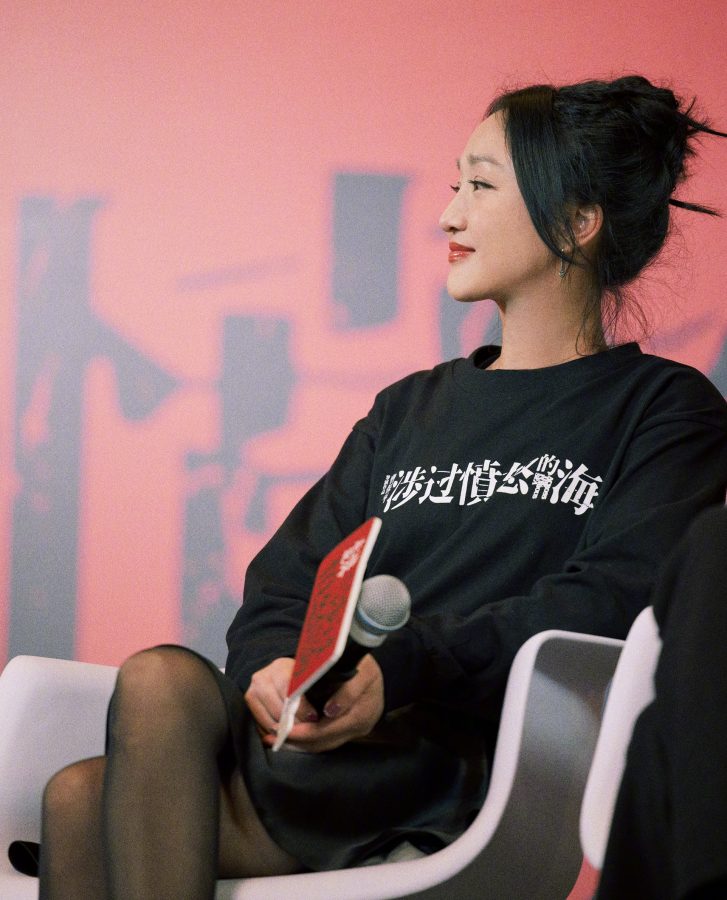 女明星周迅腿穿黑丝配露趾高跟鞋现身电影宣传活动翘腿坐姿(27/60)