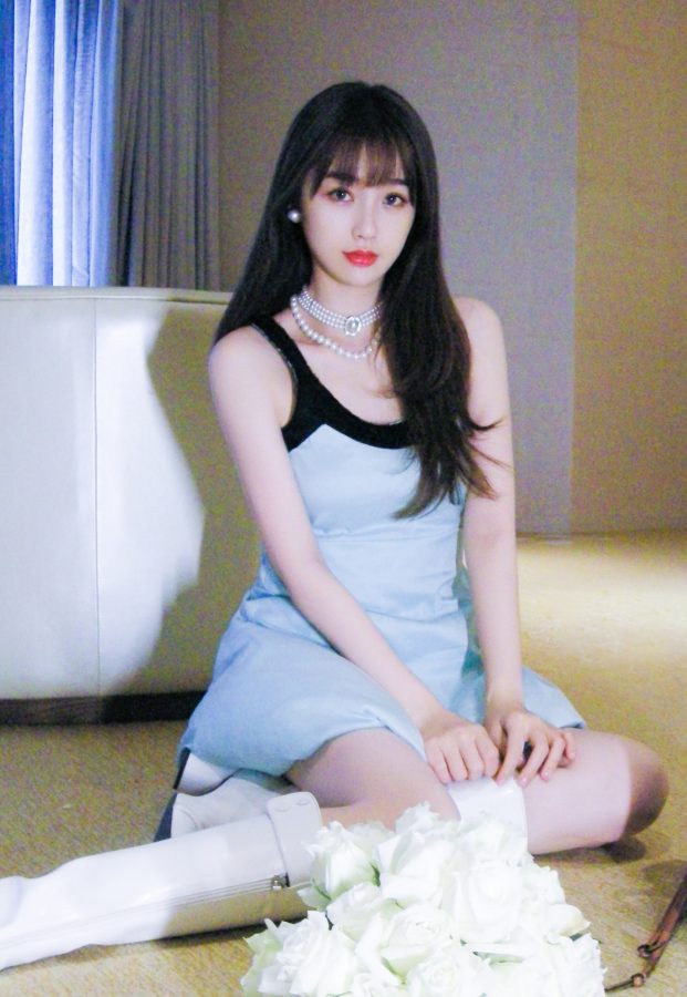 可爱的美女虞书欣穿蓝裙配白长靴美腿白皙(5/5)