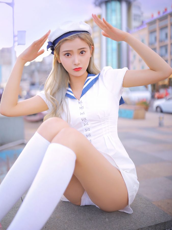 王星辰穿水手服配白色筒袜在海边秀腿(1/9)