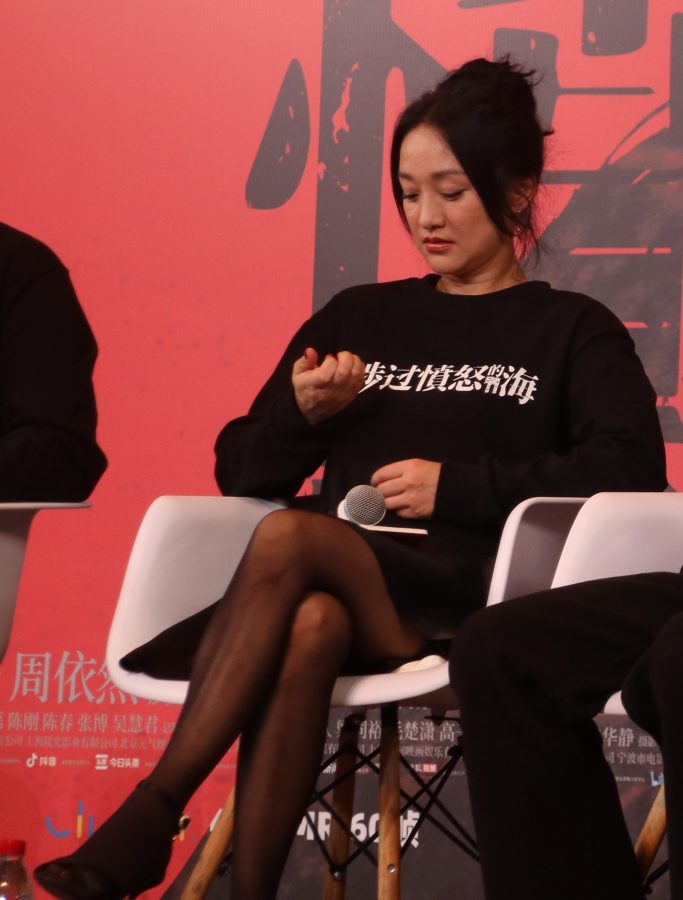 女明星周迅腿穿黑丝配露趾高跟鞋现身电影宣传活动翘腿坐姿(9/60)