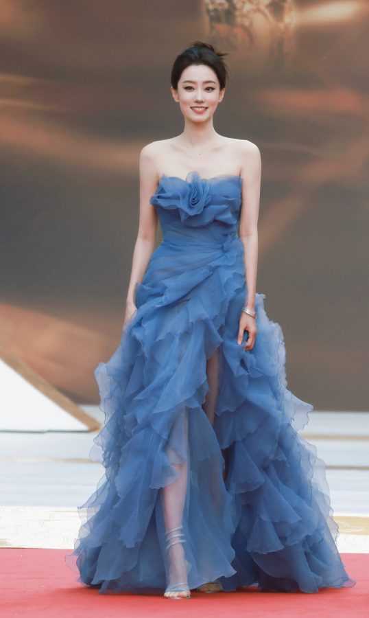 Zhang Xiaofei wore a blue wavy low-cut dress to attend the China Film Huabiao Awards(7/12)