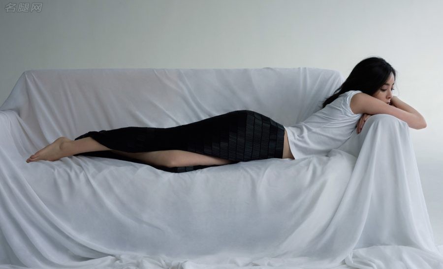 古力娜扎为《时装》杂志拍摄写真大片，身穿开叉红裙展现一双完美长腿（第7张/共13张）
