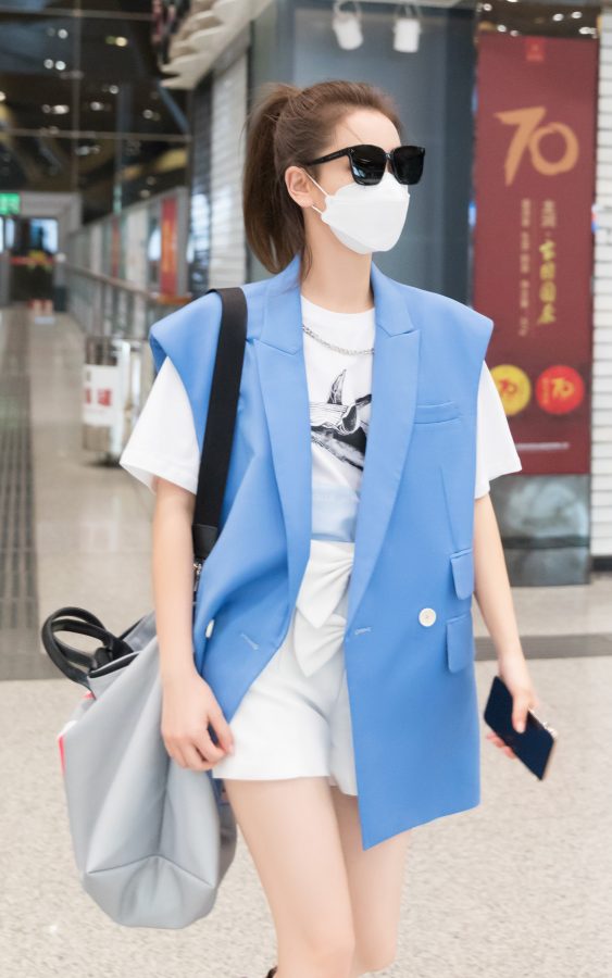 女明星戚薇现身机场，一双纤细白腿引人注目(6/6)