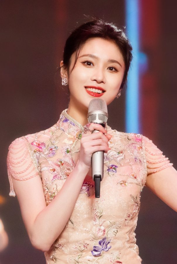 张慧雯穿韵味旗袍展现迷人曲线，玉足踩高跟凉鞋优雅坐姿(5/5)