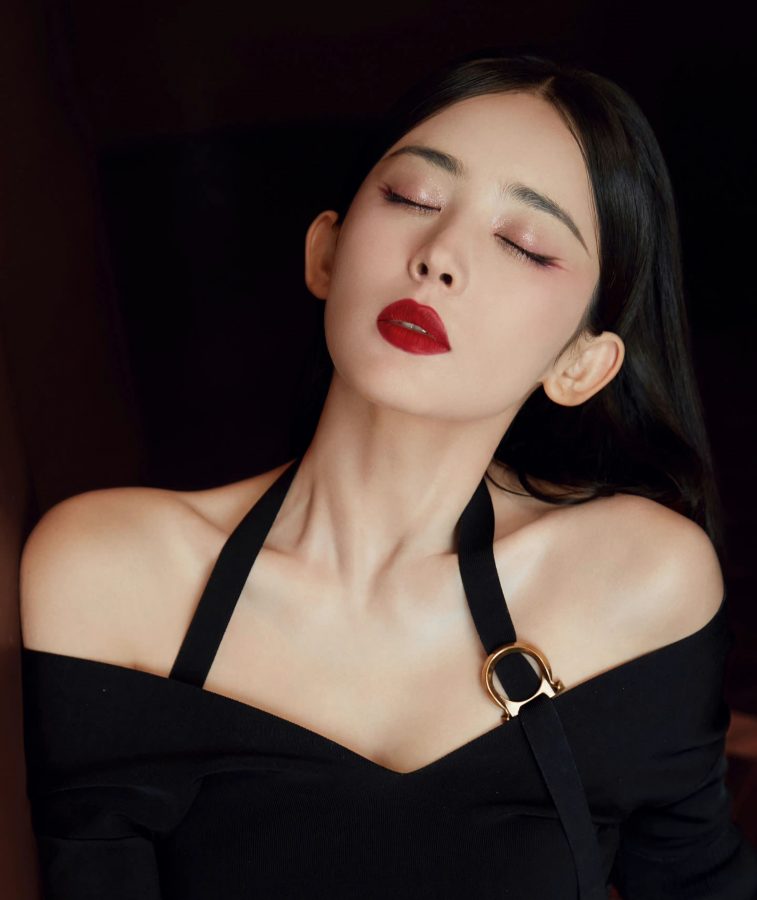 古力娜扎鲜艳红唇配白皙美腿迷人写真(10/14)