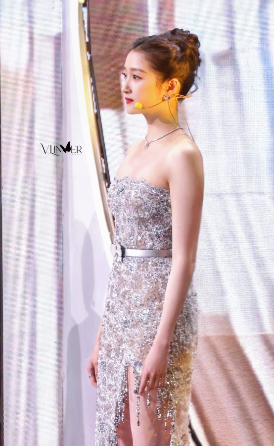 Guan Xiaotong wore a gilded feather slit gauze skirt, with a pair of straight and long legs(18/18)