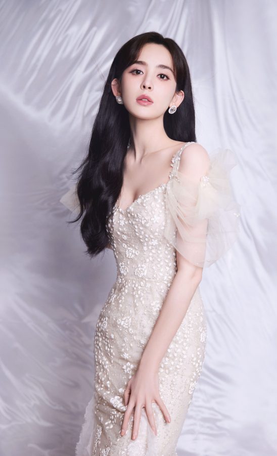 美女明星古力娜扎乌黑长发穿吊带裙秀事业线(2/8)