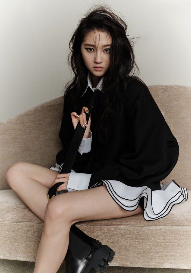 关晓彤穿皮靴为时尚杂志拍摄美腿写真大片(1/6)