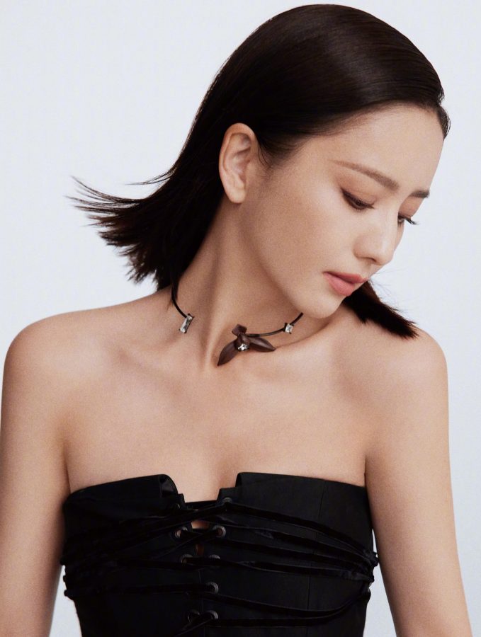 时尚杂志封面佟丽娅黑天鹅造型低胸露美肩（第5张/共6张）