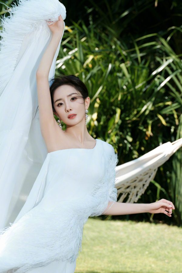 大幂幂杨幂在山海之间身穿白裙光脚坐姿宛如一个美丽的仙子(10/12)