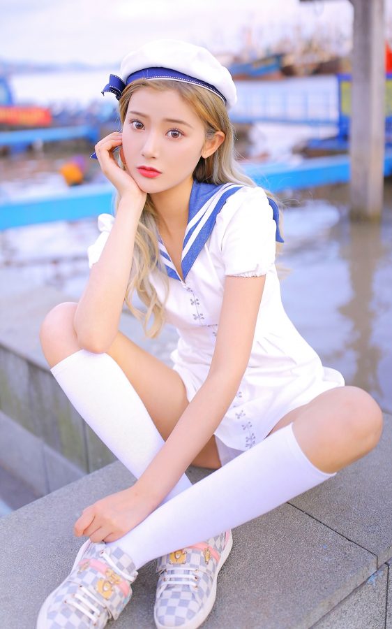 王星辰穿水手服配白色筒袜在海边秀腿(2/9)