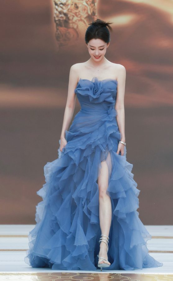 Zhang Xiaofei wore a blue wavy low-cut dress to attend the China Film Huabiao Awards(8/12)