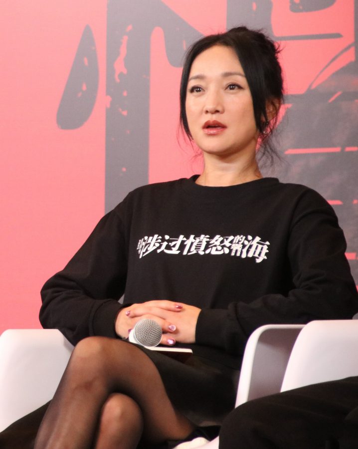 女明星周迅腿穿黑丝配露趾高跟鞋现身电影宣传活动翘腿坐姿(8/60)