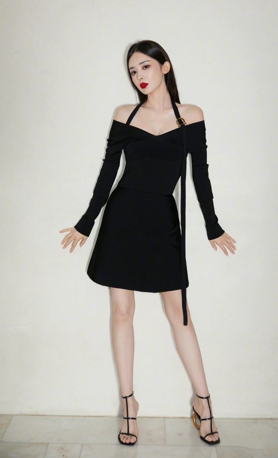 古力娜扎鲜艳红唇配白皙美腿迷人写真(1/14)