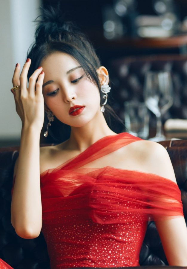 古力娜扎以红色裙装示人，呈现出迷人的背部线条(11/14)