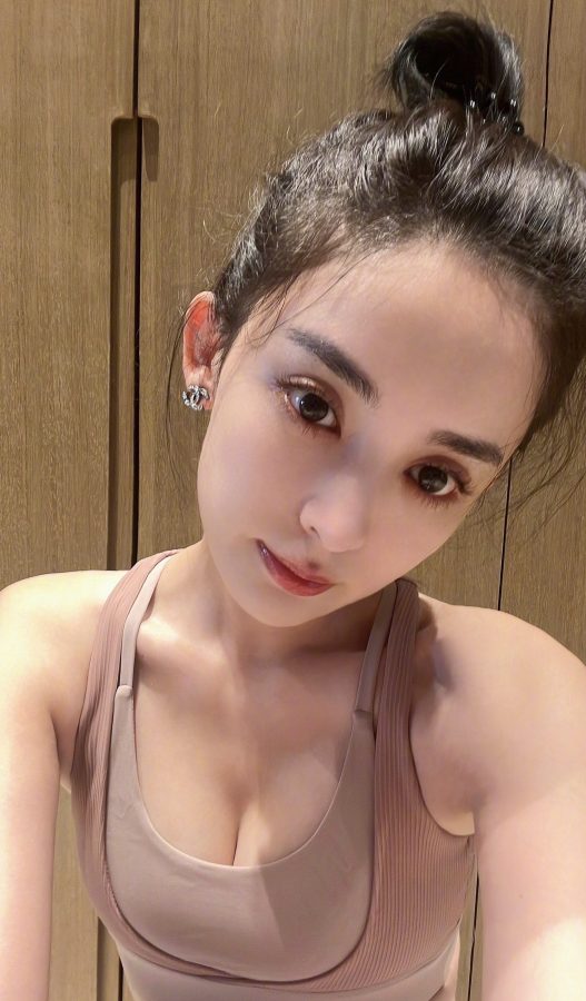 古力娜扎穿紧身运动内衣玩自拍(6/7)