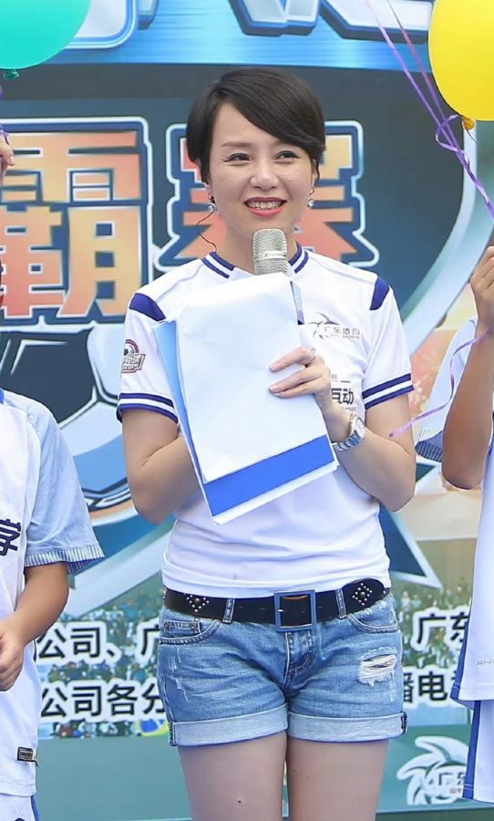 广东广播电视台体育频道女主持人郑怡穿牛仔热裤露大腿(4/4)