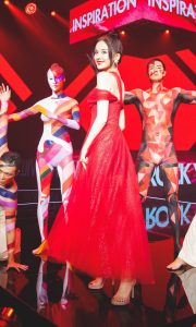 古力娜扎以红色裙装示人，呈现出迷人的背部线条