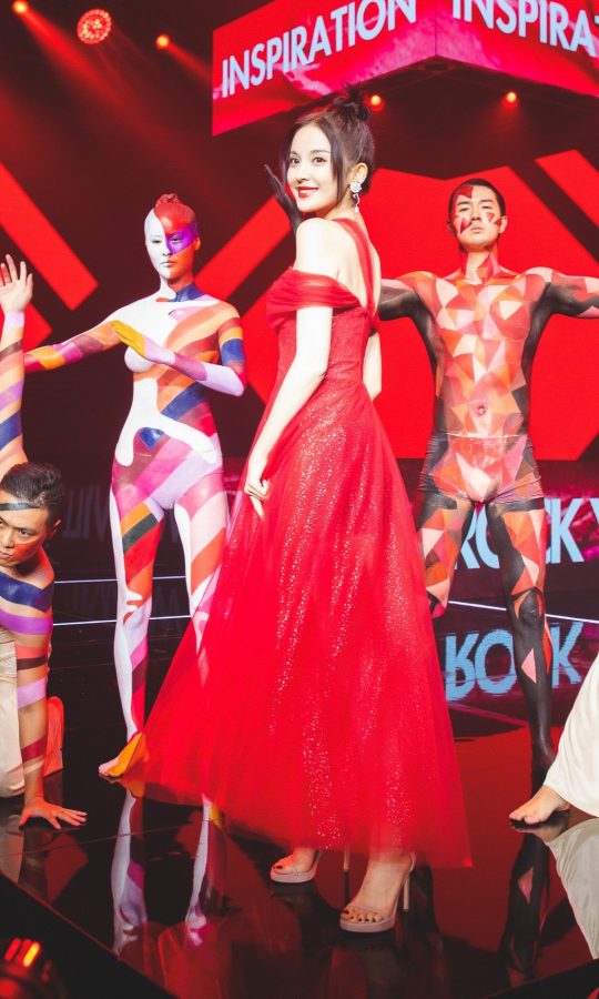 古力娜扎以红色裙装示人，呈现出迷人的背部线条（第3张/共14张）