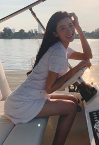 王星辰在游艇上展示她光滑修长的美腿