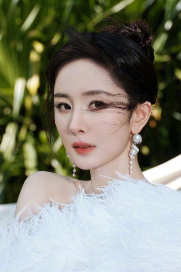大幂幂杨幂在山海之间身穿白裙光脚坐姿宛如一个美丽的仙子(9/12)