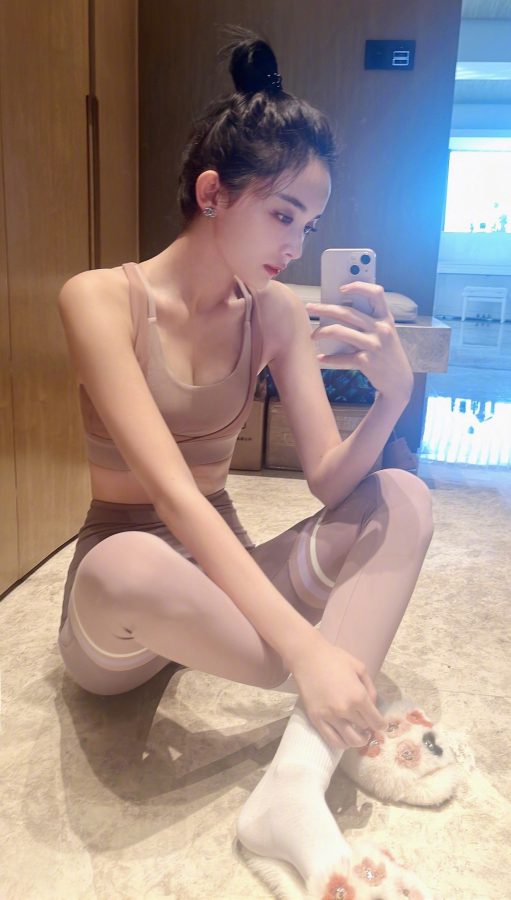 古力娜扎穿紧身运动内衣玩自拍(4/7)