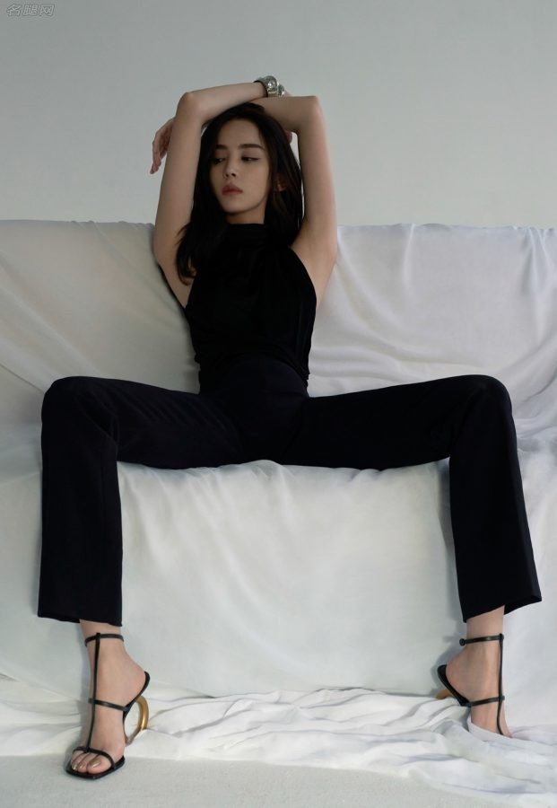 古力娜扎为《时装》杂志拍摄写真大片，身穿开叉红裙展现一双完美长腿（第11张/共13张）
