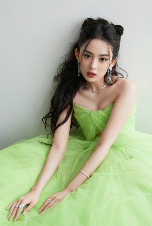 女星古力娜扎气质明艳身穿清新绿色礼服大秀香肩美沟(11/17)