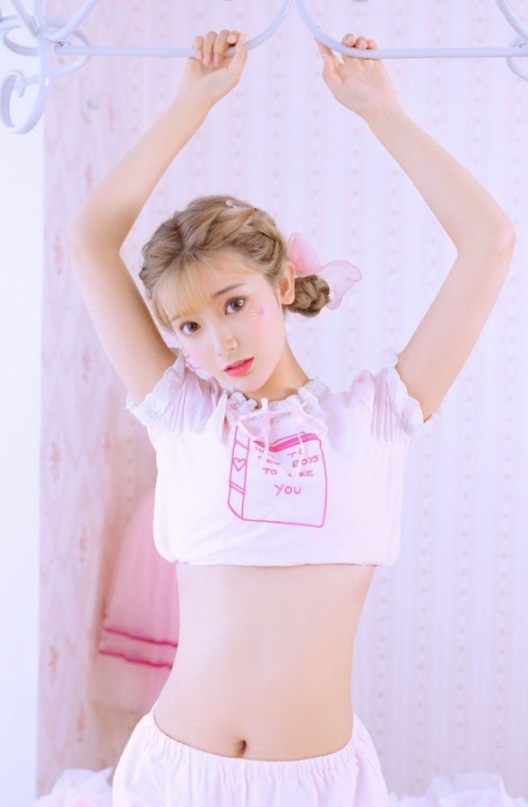 粉色美少女王星辰白色短裤和白色筒袜秀美腿(6/6)