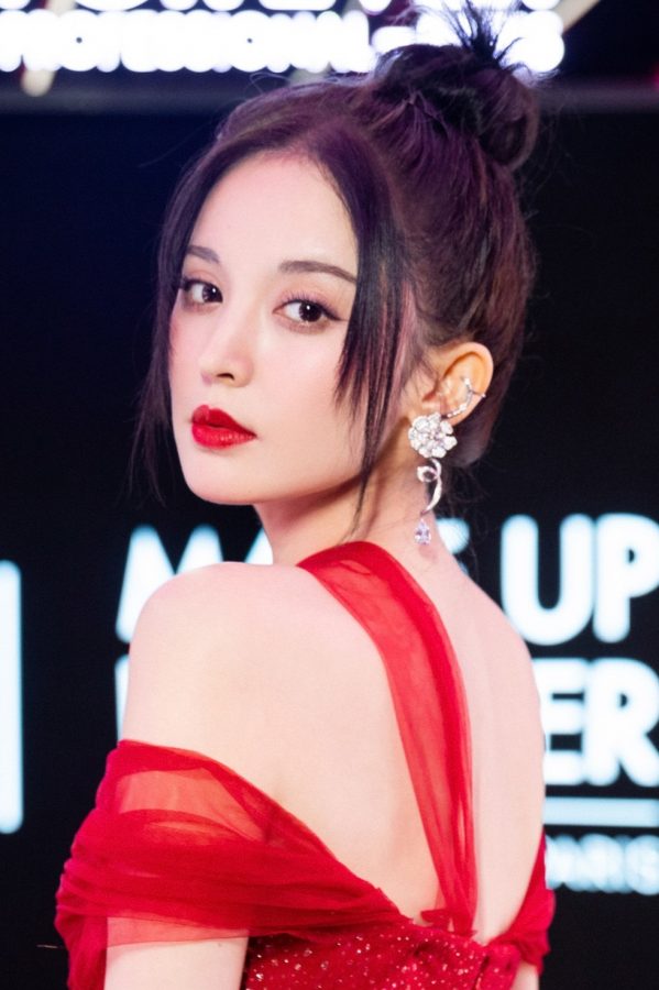 古力娜扎以红色裙装示人，呈现出迷人的背部线条(2/14)