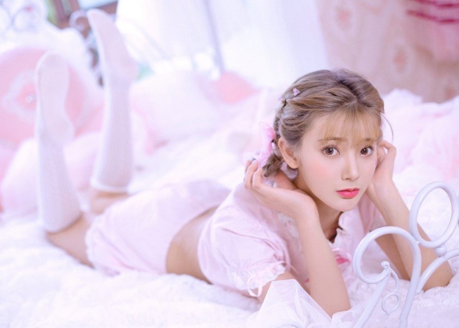 粉色美少女王星辰白色短裤和白色筒袜秀美腿(5/6)