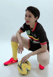 体育节目女主持人郑怡穿球衣球袜秀大腿（第3张/共7张）