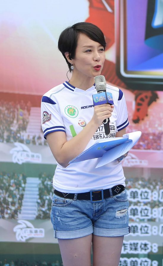 广东广播电视台体育频道女主持人郑怡穿牛仔热裤露大腿(2/4)