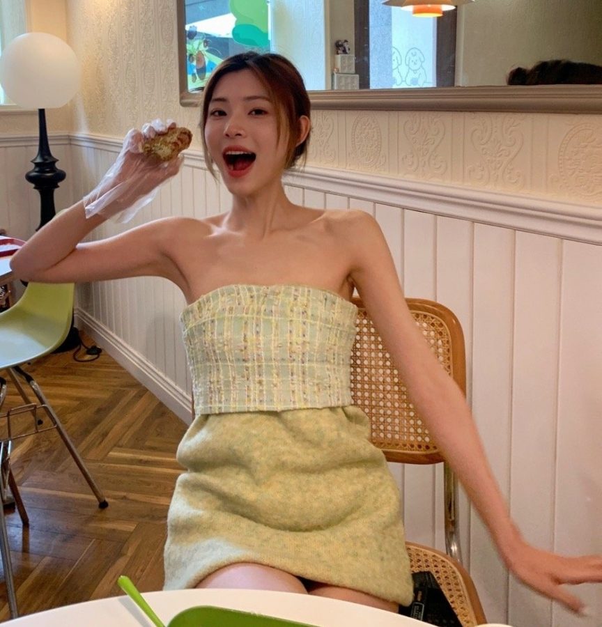 钟晨瑶超短裙下纤细的美腿(3/5)